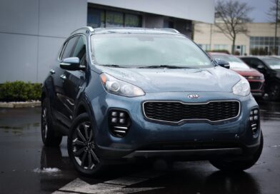 Voiture bleue garée dans la rue