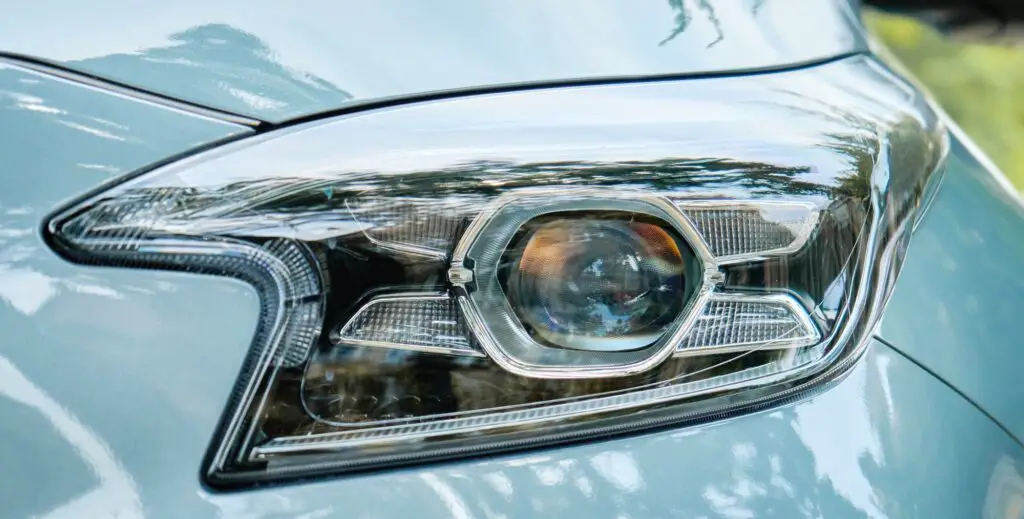 Phare de voiture moderne avec lampe LED à l'extérieur. 