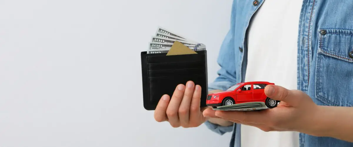 Concept d'achat de voiture et d'assurance avec voiture jouet