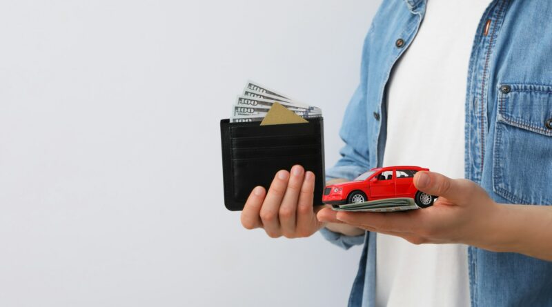 Concept d'achat de voiture et d'assurance avec voiture jouet