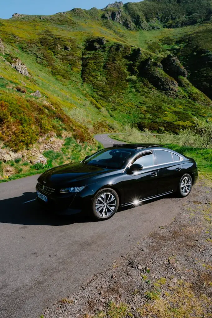 Peugeot 508 garée sur une route rurale