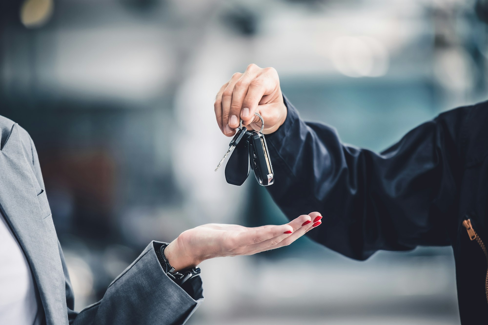 Gros plan main masculine donnant une clé de voiture pour le crédit de prêt de véhicule, concept financier, de location ou de location