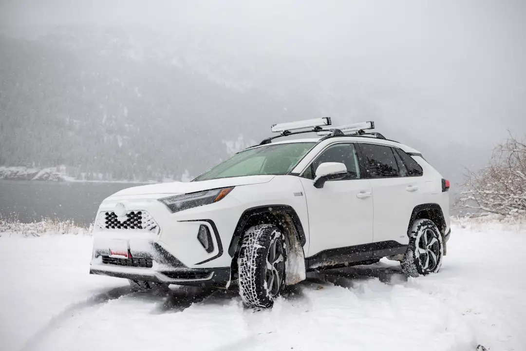un suv blanc est garé dans la neige