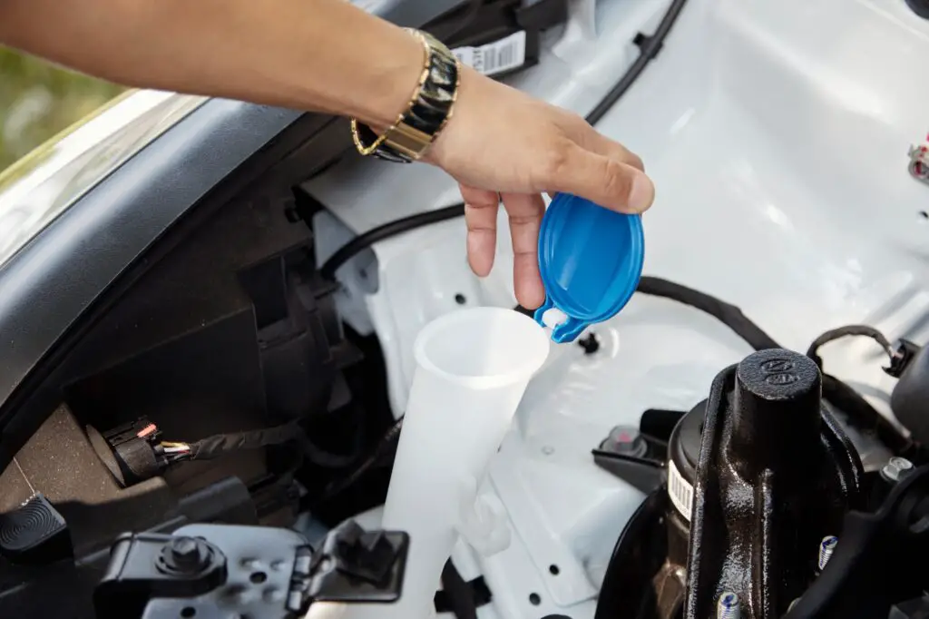 Niveau de vérification du propriétaire de la voiture du liquide de lave-glace de pare-brise