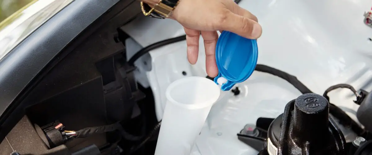 Niveau de vérification du propriétaire de la voiture du liquide de lave-glace de pare-brise