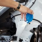 Niveau de vérification du propriétaire de la voiture du liquide de lave-glace de pare-brise