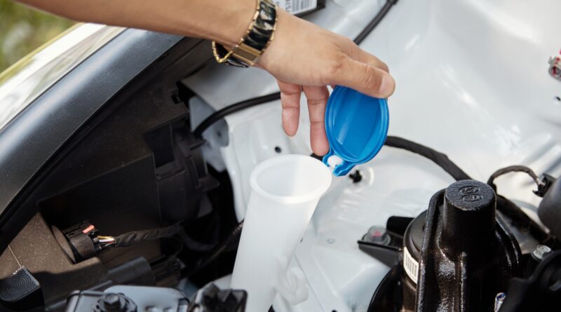 Niveau de vérification du propriétaire de la voiture du liquide de lave-glace de pare-brise