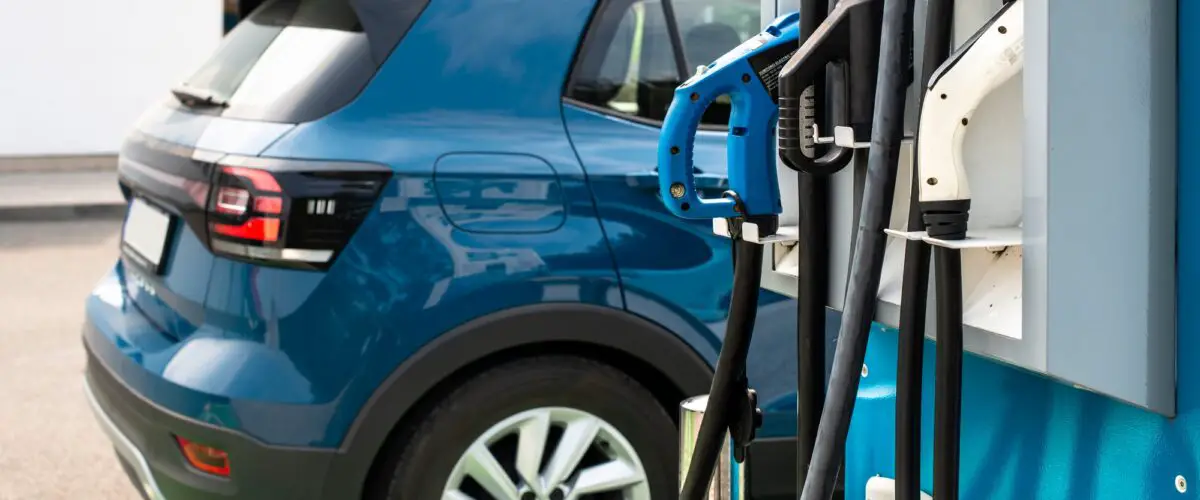 Voiture électrique sur la station-service.