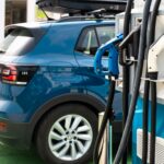 Voiture électrique sur la station-service.