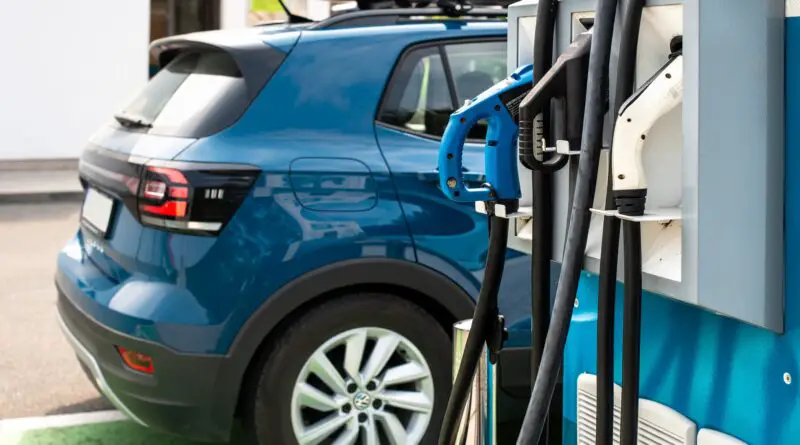 Voiture électrique sur la station-service.