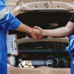 Mécanique automatique Collègue réussi à réussir à Auto Service Center pour féliciter le succès de l'entretien des voitures.