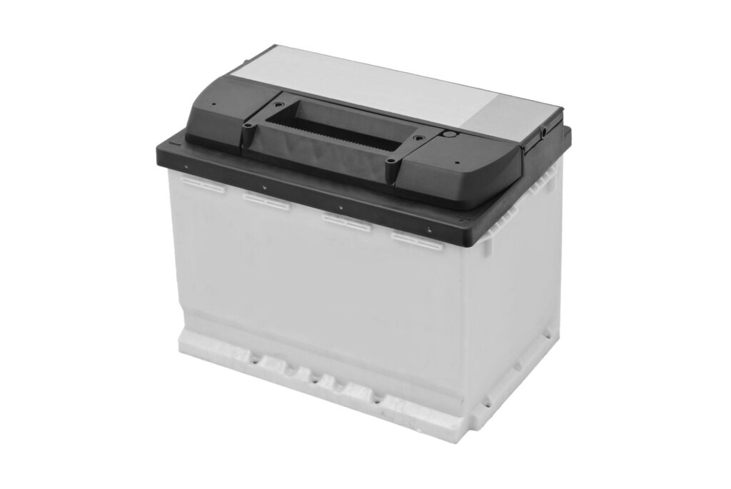 Batterie de voiture sur fond blanc
