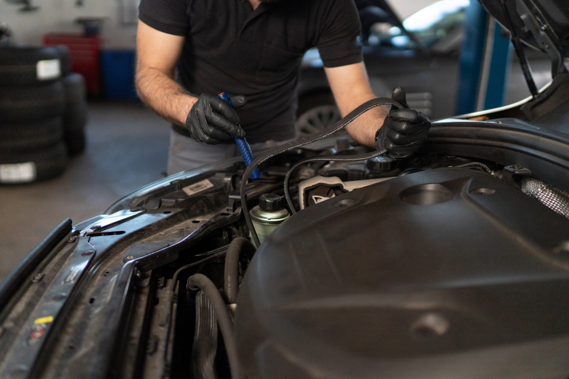 Le technicien de service automobile modifie la courroie de distribution de la voiture