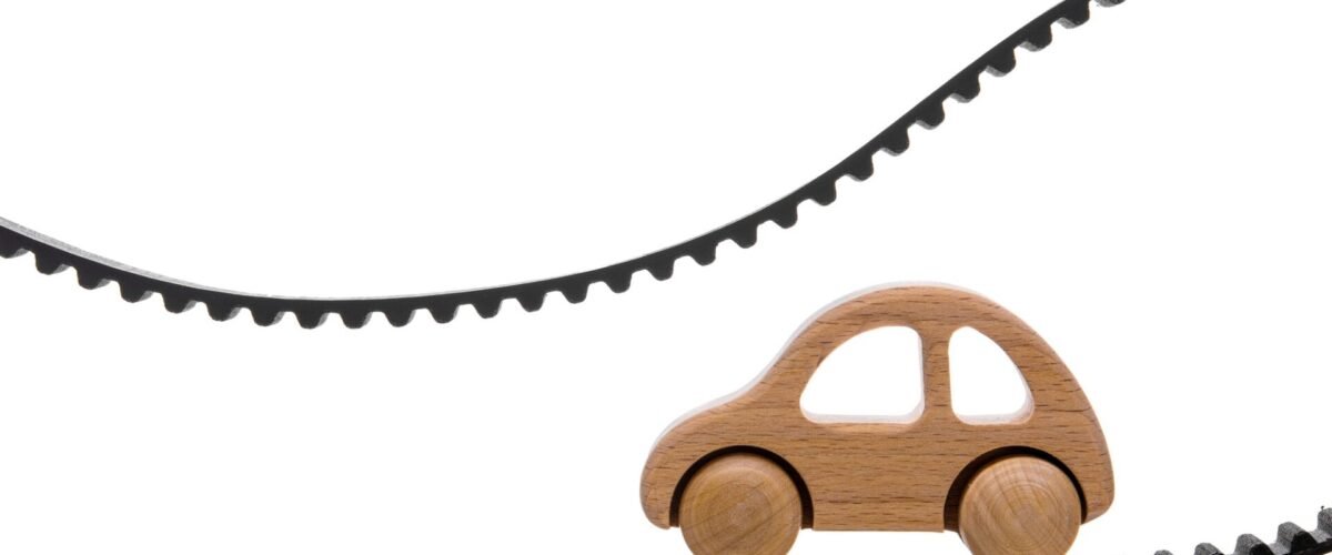 la courroie de distribution avec une voiture à jouets