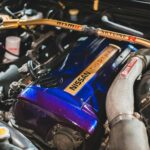 Close-up d'un moteur d'horizon Nissan avec des couleurs vibrantes et des détails complexes.