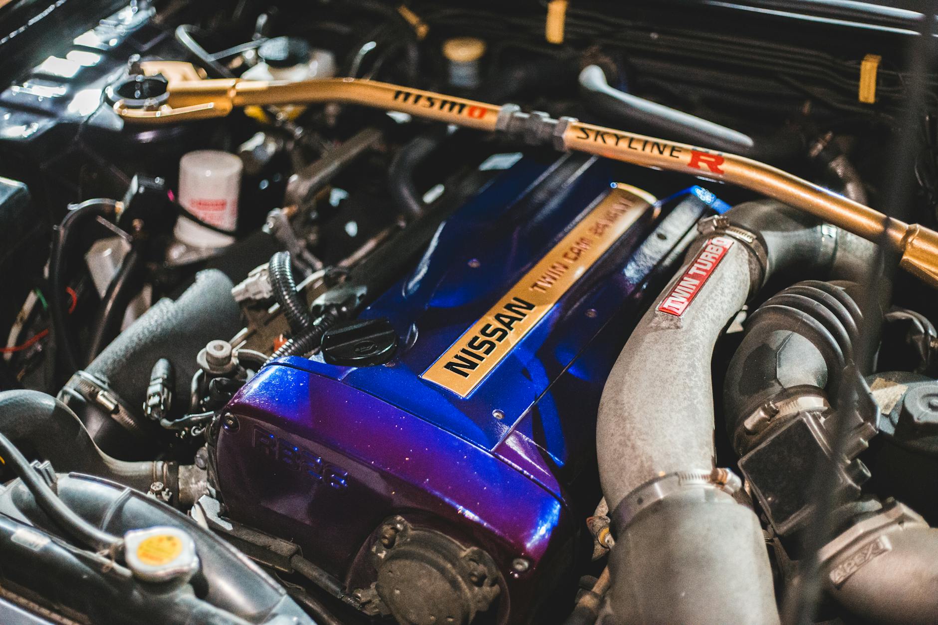 Close-up d'un moteur d'horizon Nissan avec des couleurs vibrantes et des détails complexes.
