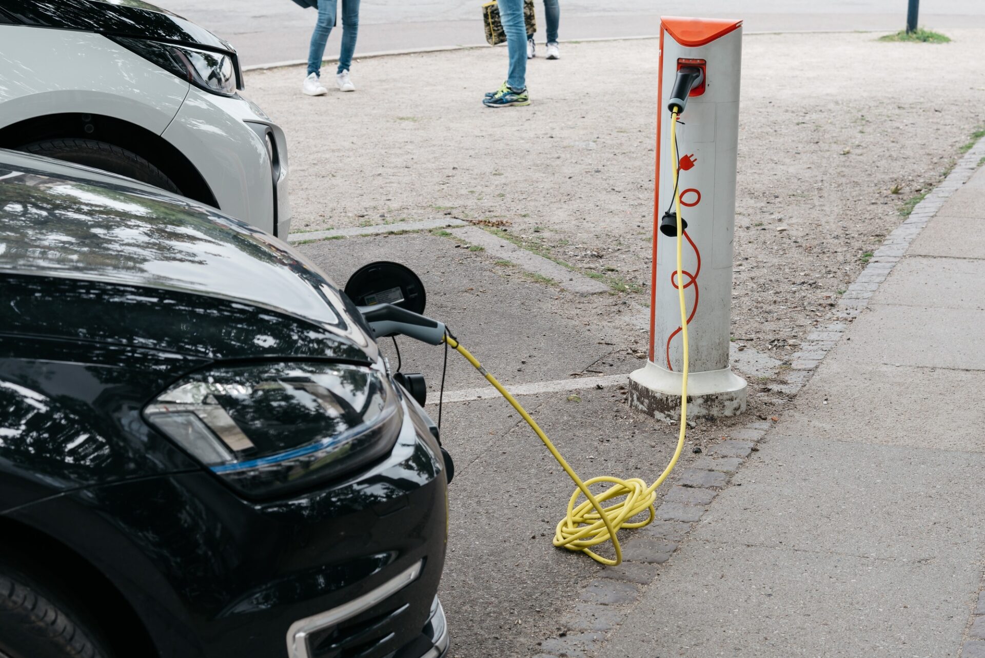 Chargement d'une voiture électrique avec l'alimentation du câble d'alimentation branché dans la station de chargement
